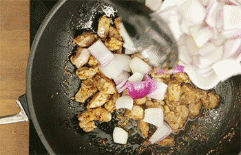 【孜然羊肉】放配料