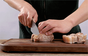 【脆姜鱼露炒猪肉】切块