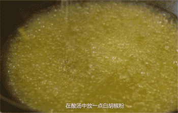 【酸汤肥牛】放入肥牛