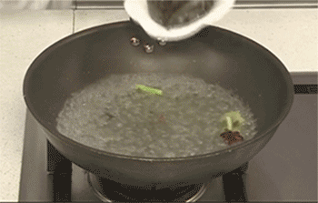 【盐水虾】放入虾