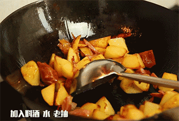 【腊鸡腿烧土豆】加料酒