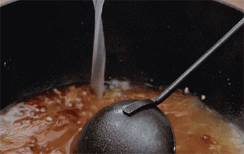 【黄焖鱼头】倒入高汤