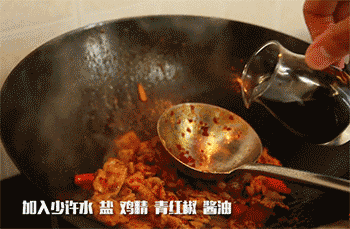 【麻辣肉片】加入酱油