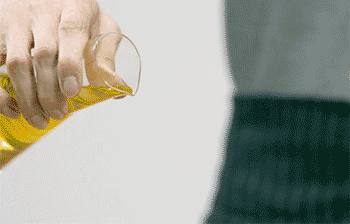 【酒香蛤蜊】倒入葡萄酒