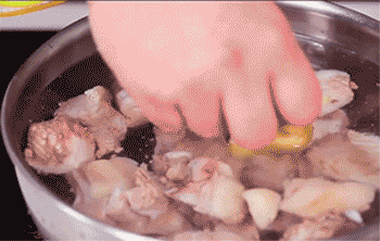 【清炖羊肉】放葱姜