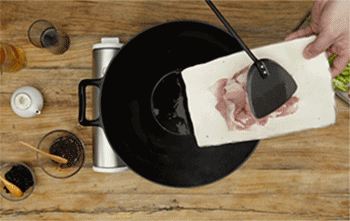 【盐煎肉】倒入肉片