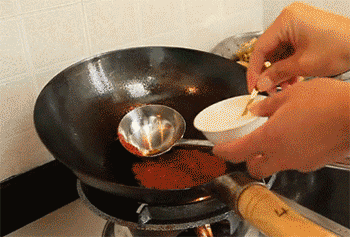 【糖醋带鱼】加入白糖