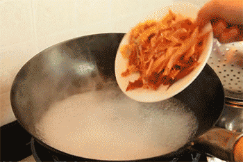 【小炒辣鸡腿】焯水