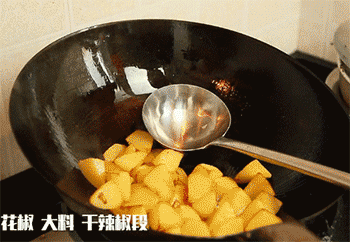 【腊鸡腿烧土豆】放入鸡腿