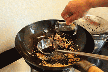 【蒜蓉开边虾】放入豆豉