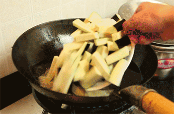 【腊肉烧茄子】炸