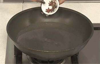 【盐水虾】放入煮料