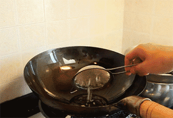 【蒜蓉开边虾】下入蒜末