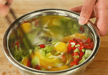 【苦瓜煎蛋】搅拌