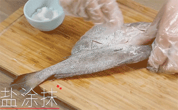 【清蒸黄花鱼】抹盐