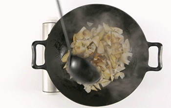 【油焖春笋】翻炒