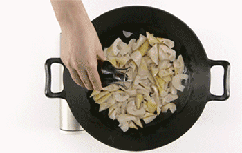 【油焖春笋】加入老抽