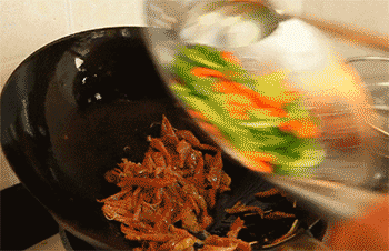 【小炒辣鸡腿】放入辣椒