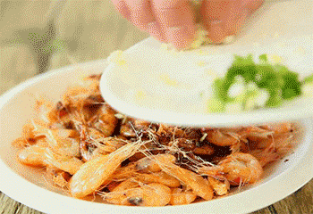 【酱油虾】放葱姜蒜