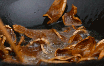 【脆姜鱼露炒猪肉】炸