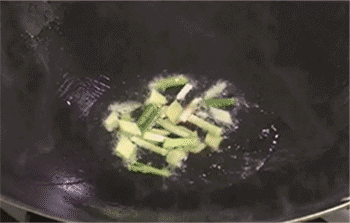 【南瓜汤】放入南瓜