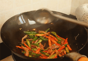 【小炒辣鸡腿】翻炒