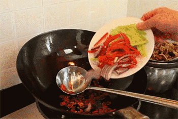 【香辣全腰】放入配料