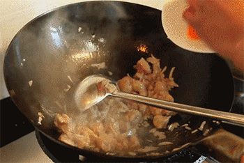 【咖喱鸡】放入土豆