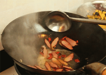 【腊肉烧茄子】翻炒