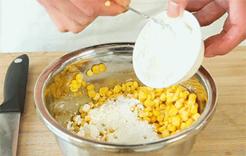 【玉米烙】放入生粉