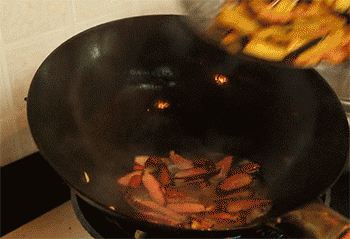 【腊肉烧茄子】倒入茄条