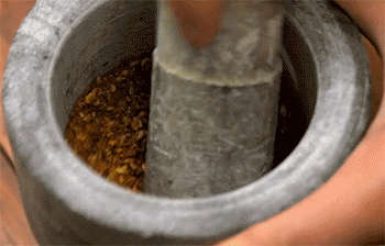 【椒盐鱼排】捣碎花椒