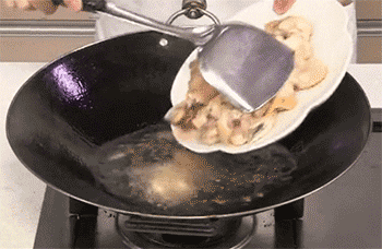 【烧鸡公】倒入鸡块