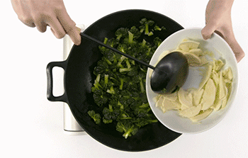 【塔菜冬笋】倒入笋片