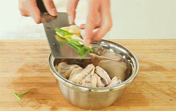 【避风塘炒鸡翅】腌