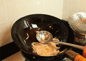 【韩式炒鱿鱼】放入辣椒粉