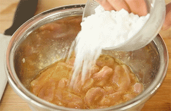 【椒盐排条】放入小麦淀粉