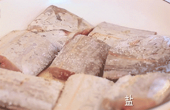 【干炸带鱼】加盐