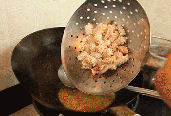 【沙茶鱿鱼】放入鱿鱼