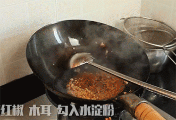 【肉末茼蒿】放入木耳