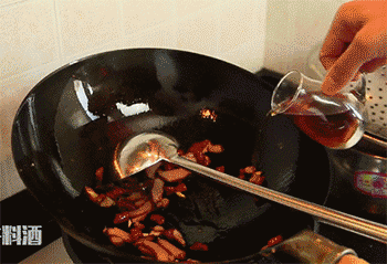 【秋葵炒腊肉】放入秋葵