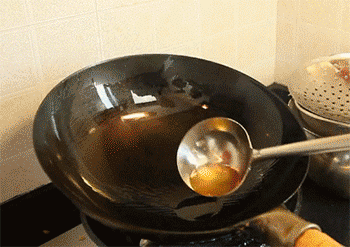 【苦瓜煎蛋】倒入全部蛋液