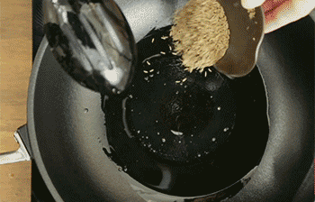 【孜然羊肉】放入孜然