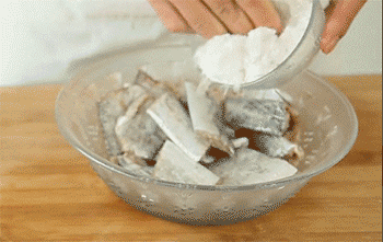 【糖醋带鱼】加干淀粉