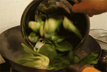 【蚝油双菇】倒入青菜