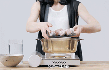 【蛤蜊肉丸汤】放入肉丸