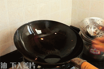 【秋葵炒腊肉】下入姜片