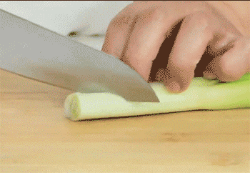 【葱烧木耳】切葱