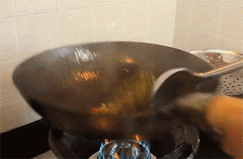 【酸豆角炒鸡胗】翻炒