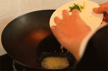 【避风塘炒鸡翅】放入蒜末，姜末